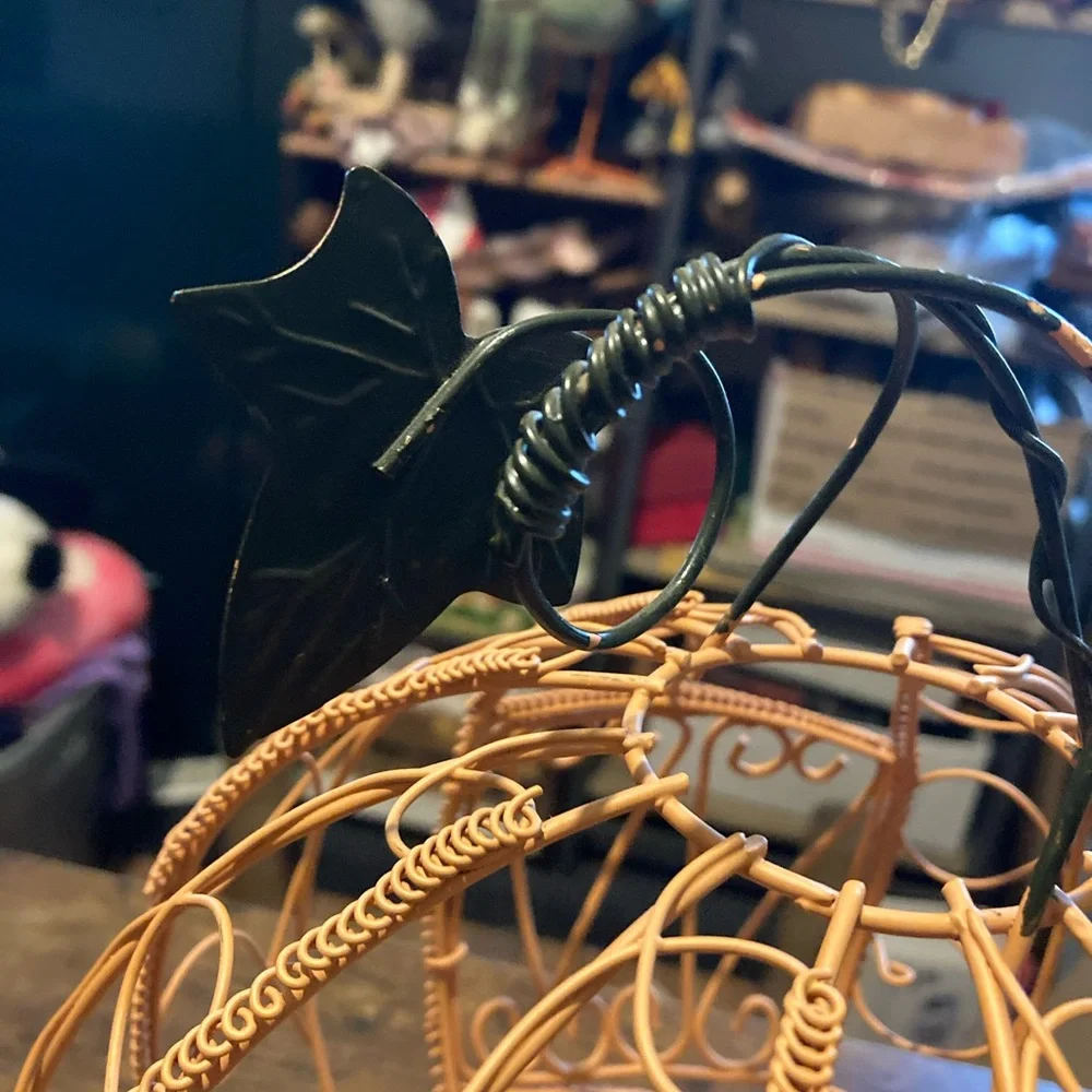 Cinderella pumpkin carriage made of orange and black wire - Picture 9 of 14